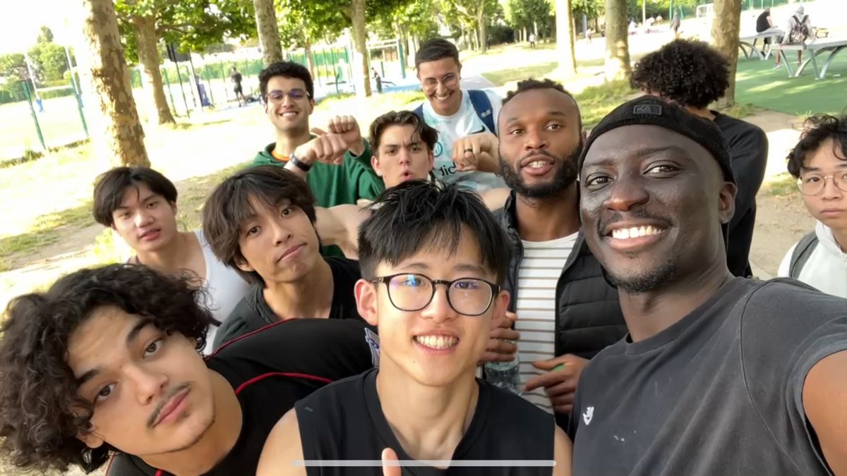 Selfie de groupe entre élèves dans un parc