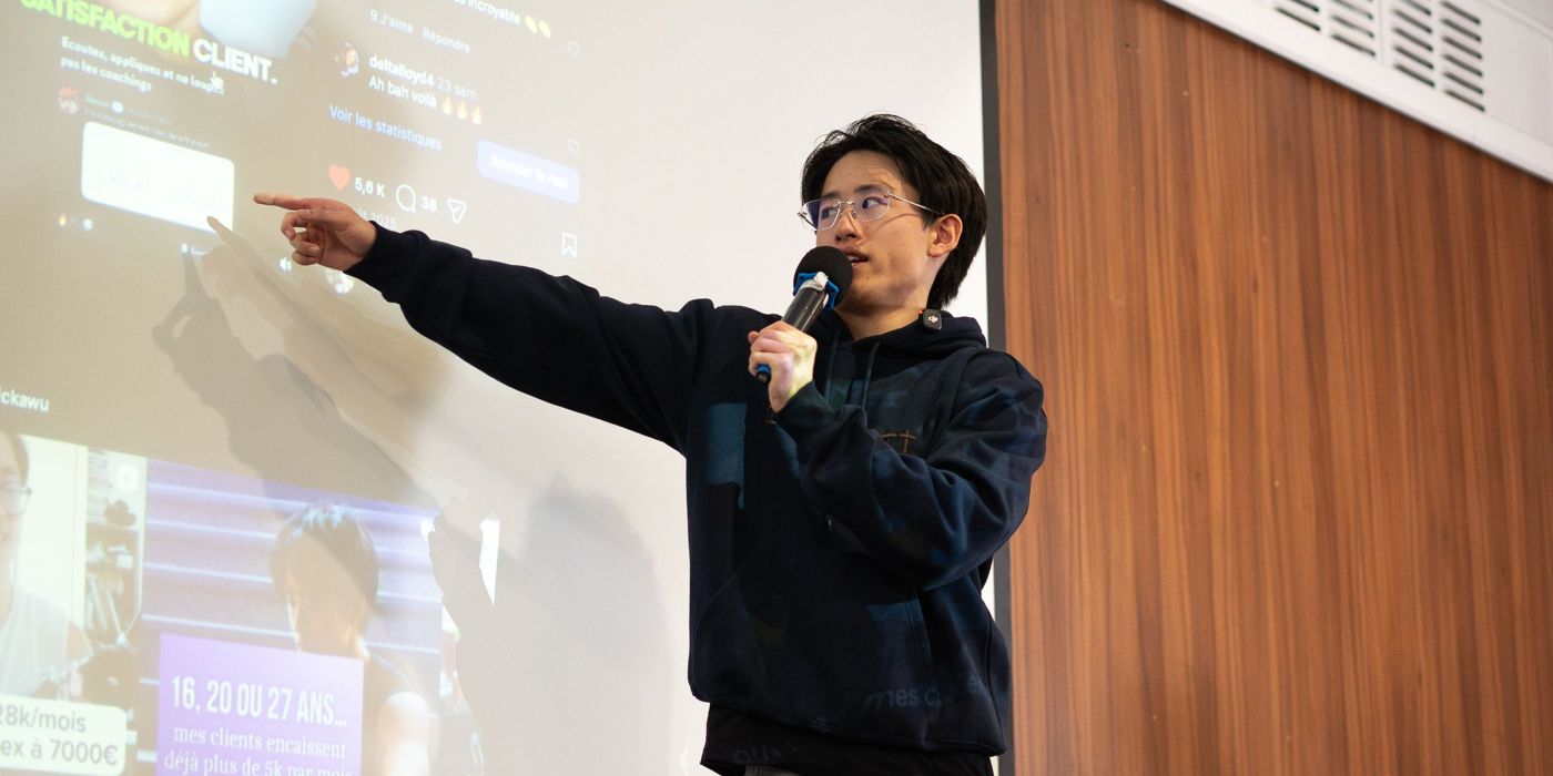 Mickaël Wu sur scène, micro en main, pendant une conférence