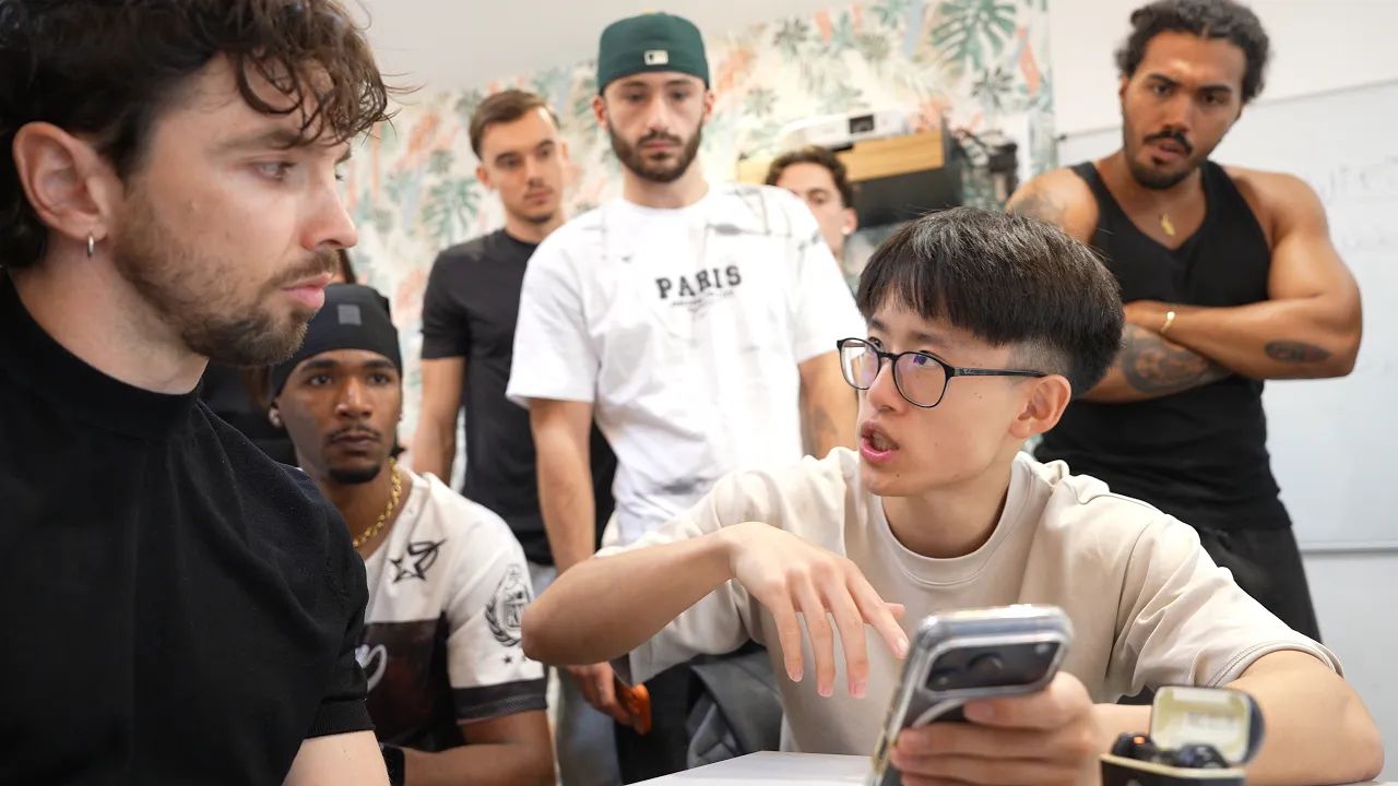 Mickaël coache un élève, entouré d'autres élèves, pendant un workshop