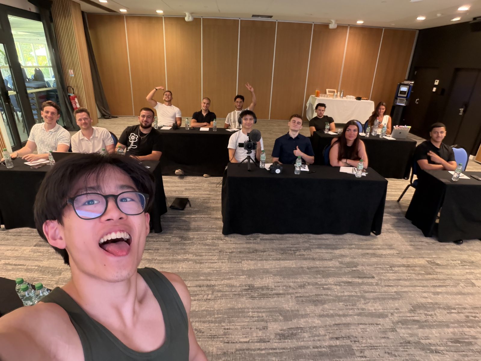 Mickaël en selfie devant une salle d'élèves pendant un séminaire AUDACE